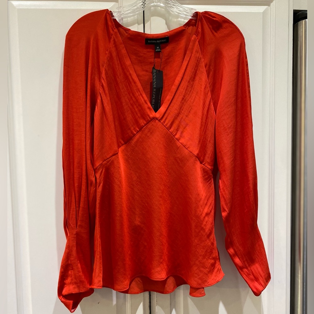 Stunning orange Banana Republic satin long sleeved blouse size medium NWT